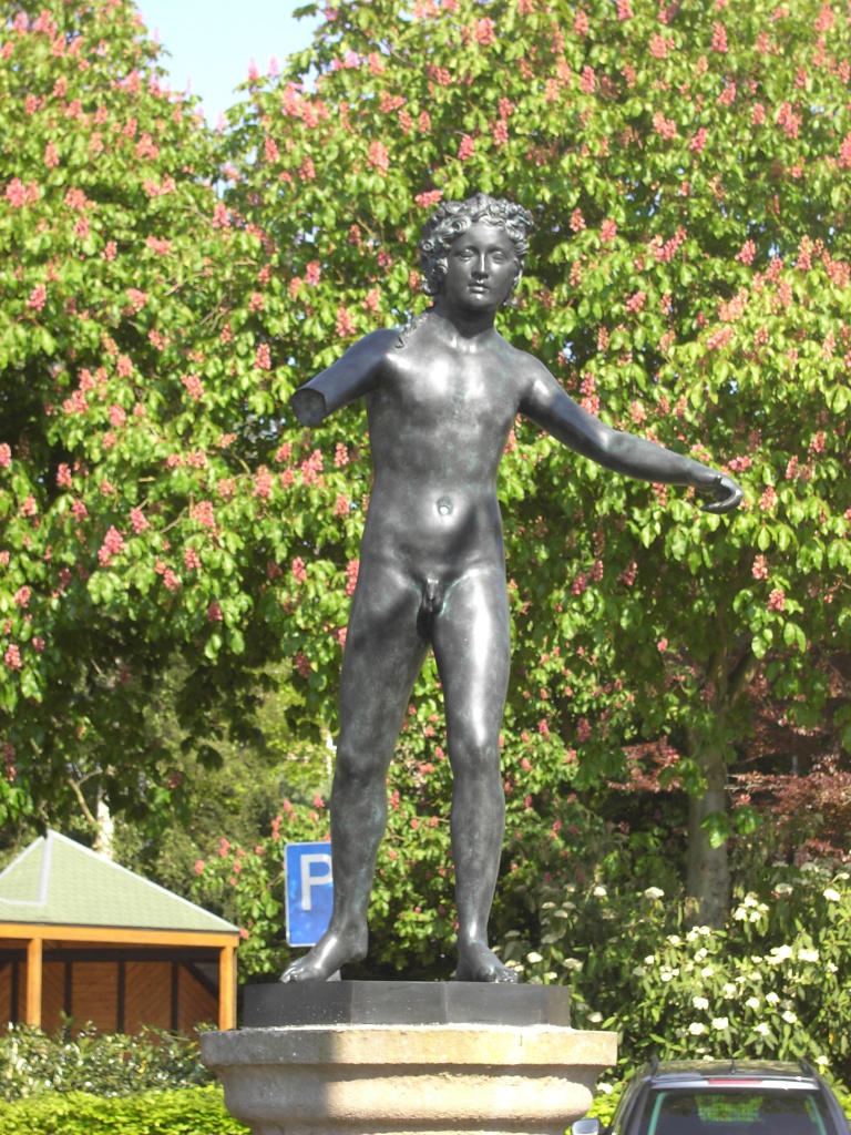 Regionalmuseum Xanten Bronzefigur des Luettinger Knaben Statue